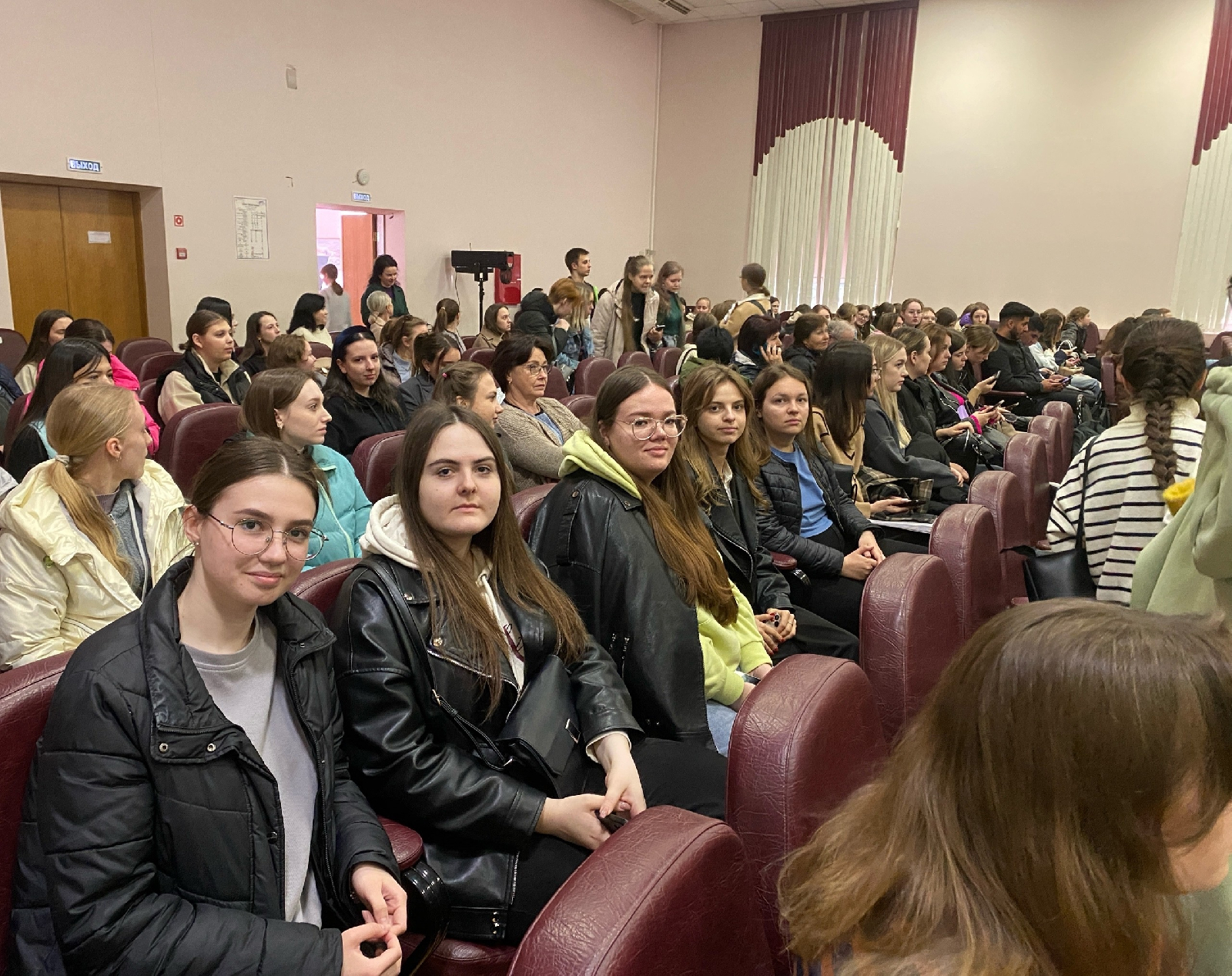 Студенты 21ФПМ1 и 22ФПМ1 посетили концерт, посвященный Дню Победы